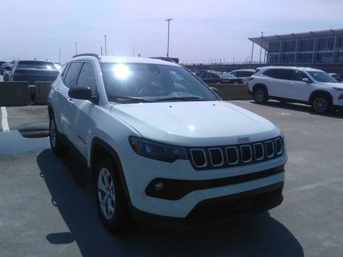 Used 2024 Jeep Compass Latitude AWD/4WD image 4