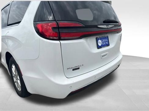 Used 2023 Chrysler Pacifica Touring-L FWD image 15