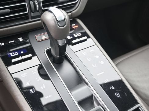 Used 2024 Porsche Macan AWD/4WD image 22