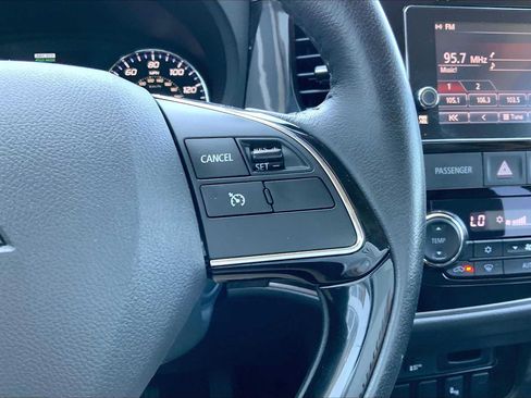 Used 2017 Mitsubishi Outlander SEL AWD/4WD image 25