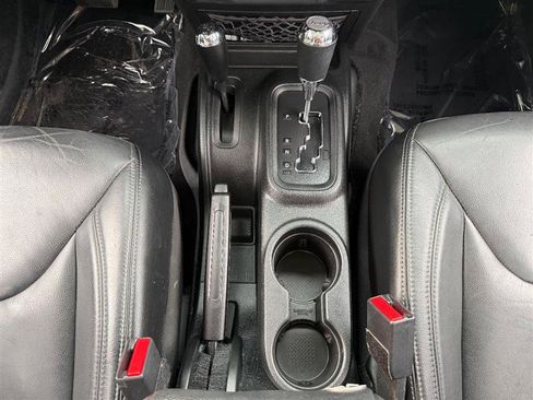 Used 2018 Jeep Wrangler Unlimited Sahara AWD/4WD image 27