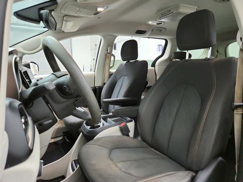 Used 2017 Chrysler Pacifica Touring Plus w/ Tire & Wheel Group FWD image 14