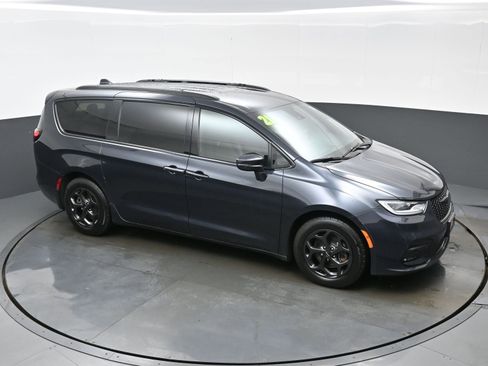 Used 2021 Chrysler Pacifica Touring w/ Uconnect Theater Family Group image 40