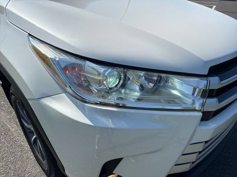 Used 2019 Toyota Highlander XLE AWD/4WD image 12
