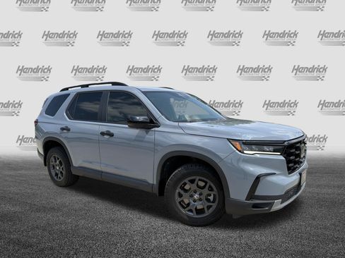 Used 2025 Honda Pilot TrailSport image 2