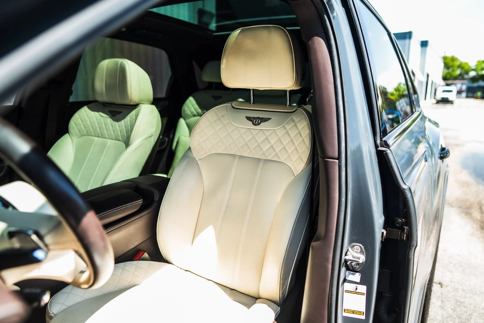 Used 2018 Bentley Bentayga AWD/4WD image 16