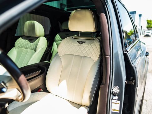 Used 2018 Bentley Bentayga AWD/4WD image 16
