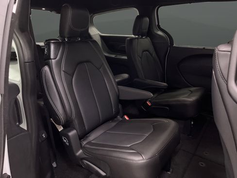 New 2026 Chrysler Pacifica Select AWD/4WD image 32