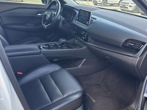 Used 2022 Nissan Rogue SV w/ SV Premium Package image 9