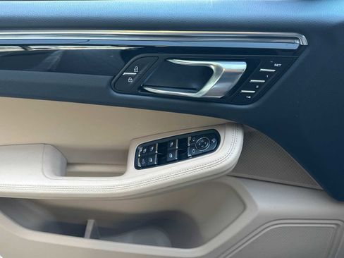 Used 2025 Porsche Macan image 12