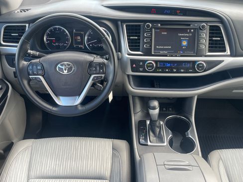 Used 2018 Toyota Highlander Plus AWD/4WD image 19