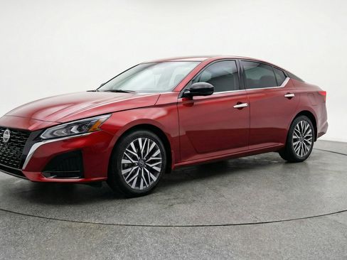 Used 2025 Nissan Altima 2.5 SV FWD image 3