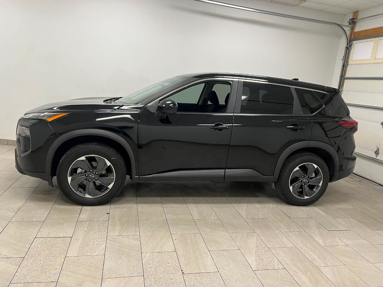 Used 2024 Nissan Rogue SV FWD image 6