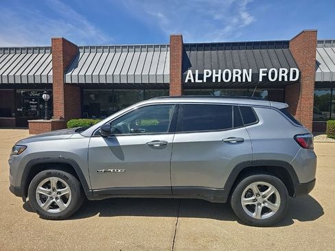 Used 2024 Jeep Compass Latitude AWD/4WD image 4