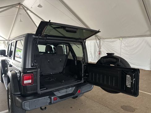 Used 2020 Jeep Wrangler Unlimited Sahara AWD/4WD image 15