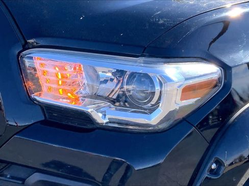 Used 2017 Toyota Tacoma SR5 w/ Tow Package image 28