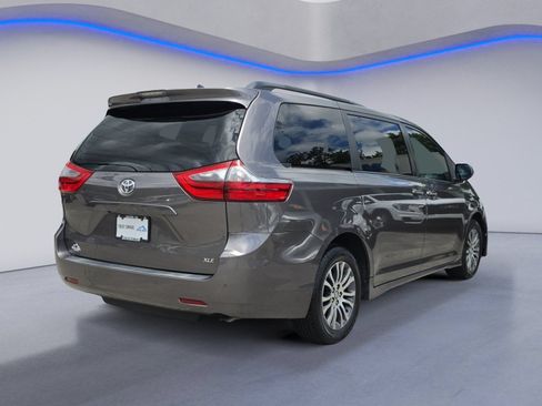 Used 2020 Toyota Sienna XLE Premium FWD image 6