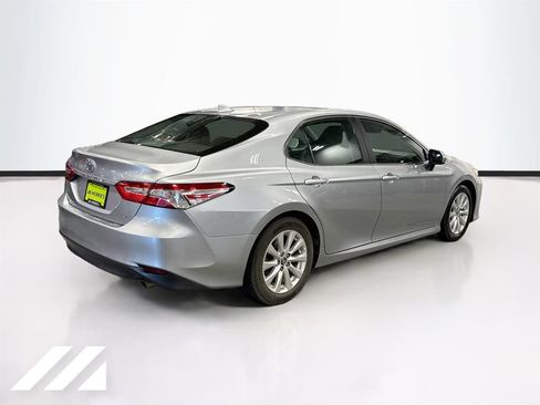 Used 2019 Toyota Camry LE FWD image 5