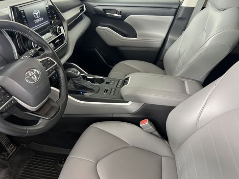 Used 2022 Toyota Highlander XLE image 4
