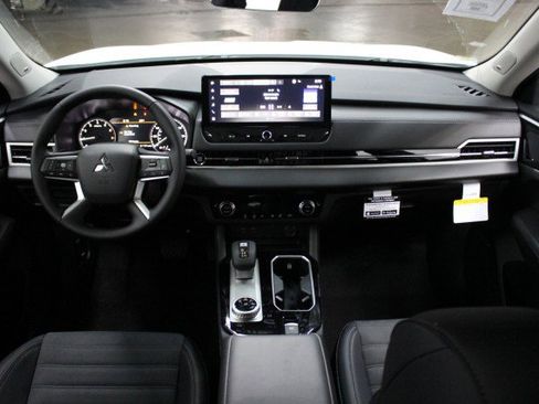 New 2025 Mitsubishi Outlander SE image 20
