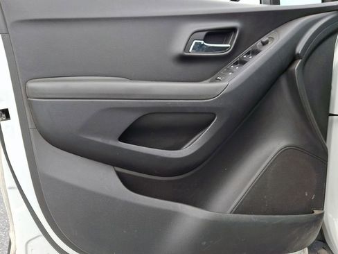 Used 2018 Chevrolet Trax LS image 14