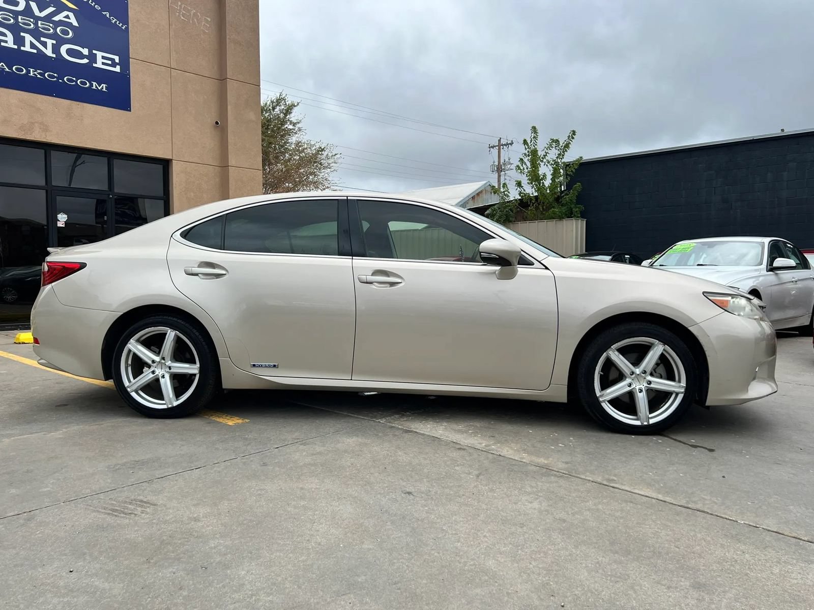Used 2013 Lexus ES 300h w/ Luxury Pkg FWD image 2