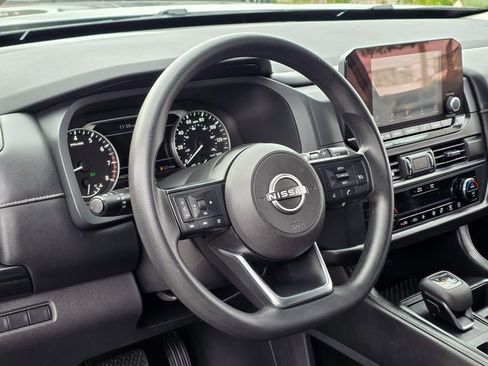 Used 2024 Nissan Pathfinder S image 14