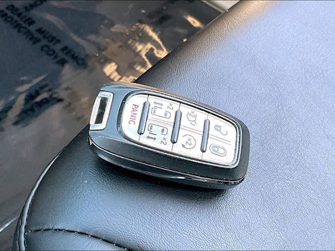 Used 2023 Chrysler Pacifica Touring-L FWD image 14