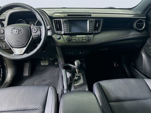 Used 2018 Toyota RAV4 SE image 18