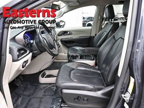 Used 2020 Chrysler Pacifica Touring-L FWD image 14