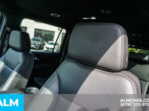 Used 2024 Chevrolet Suburban LT RWD image 18