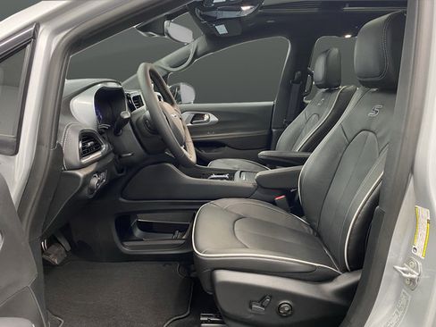New 2026 Chrysler Pacifica Limited w/ S Appearance Package AWD/4WD image 4