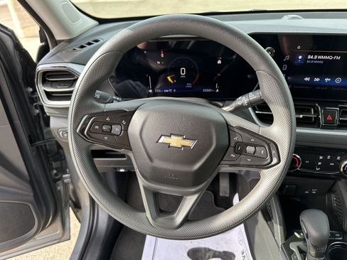 Used 2025 Chevrolet TrailBlazer LT AWD/4WD image 24