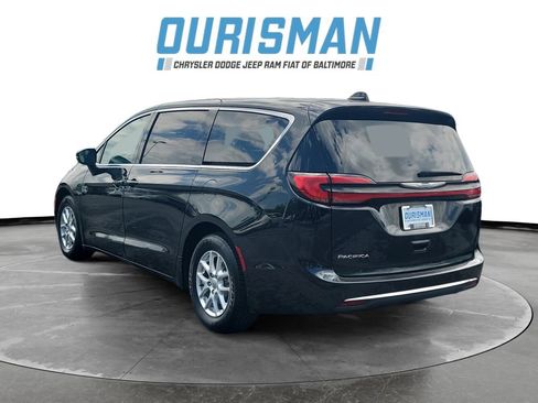 Used 2023 Chrysler Pacifica Touring-L FWD image 4
