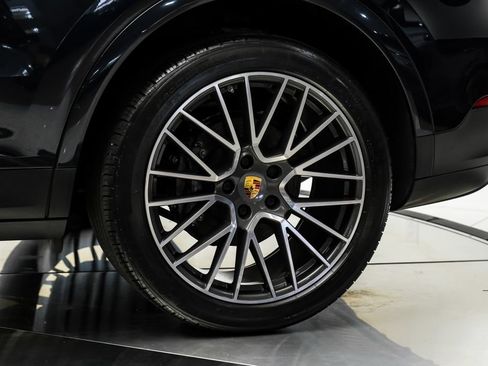 Used 2023 Porsche Cayenne w/ Premium Package AWD/4WD image 61