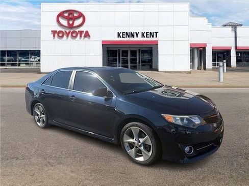 Used 2014 Toyota Camry SE image 1