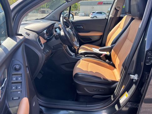 Used 2019 Chevrolet Trax LT w/ Sun & Sound Package AWD/4WD image 10