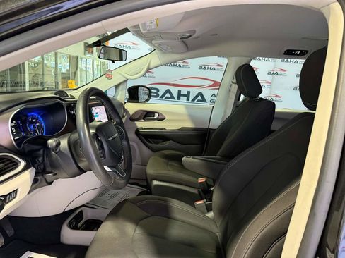 Used 2022 Chrysler Voyager LX image 16