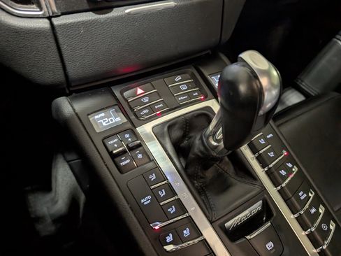 Used 2017 Porsche Macan image 39