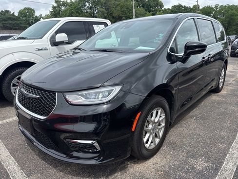 Used 2025 Chrysler Pacifica Select FWD image 1