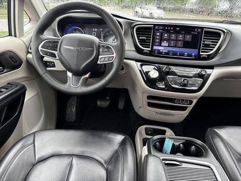 Used 2023 Chrysler Pacifica Touring-L FWD image 20