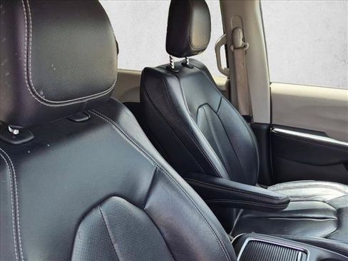 Used 2022 Chrysler Pacifica Touring-L FWD image 15