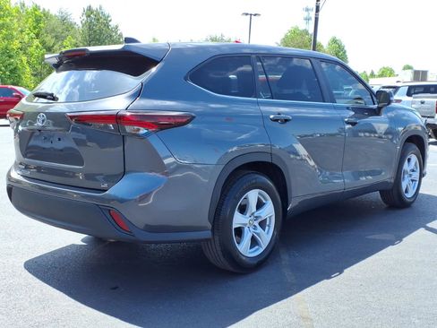 Used 2025 Toyota Highlander LE FWD image 6