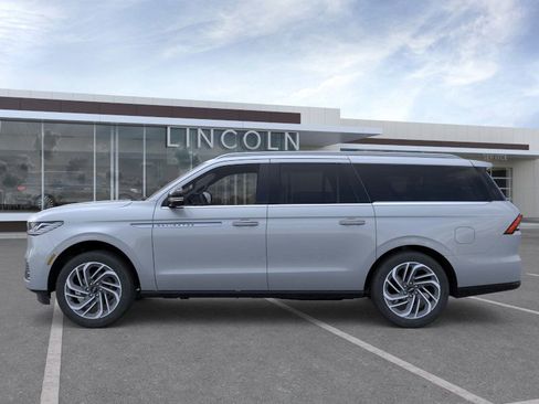New 2026 Lincoln Navigator L Reserve image 3