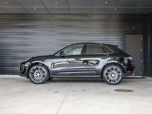Used 2025 Porsche Macan image 2