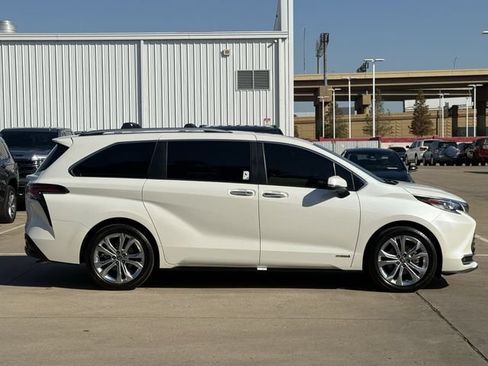 Used 2021 Toyota Sienna Platinum FWD image 3