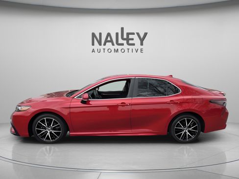 Used 2022 Toyota Camry SE image 2