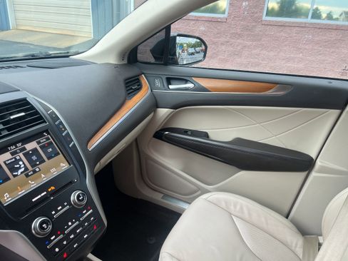 Used 2019 Lincoln MKC Select w/ Select Plus Package FWD image 10
