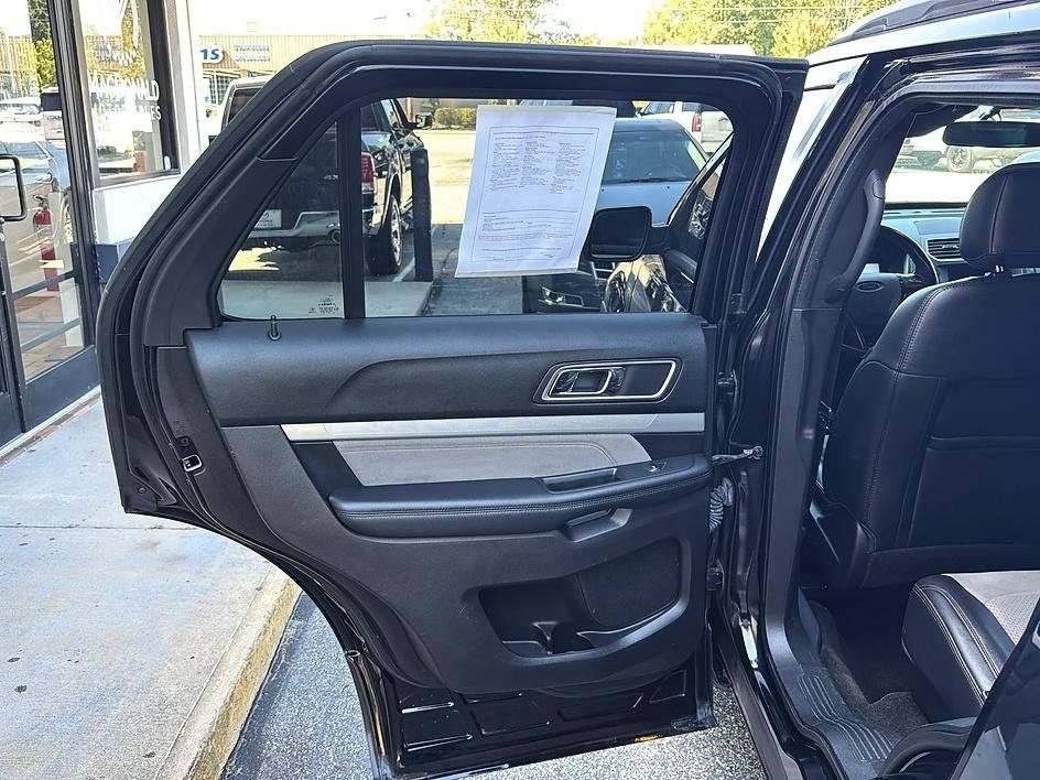 Used 2017 Ford Explorer XLT w/ Equipment Group 202A FWD image 30