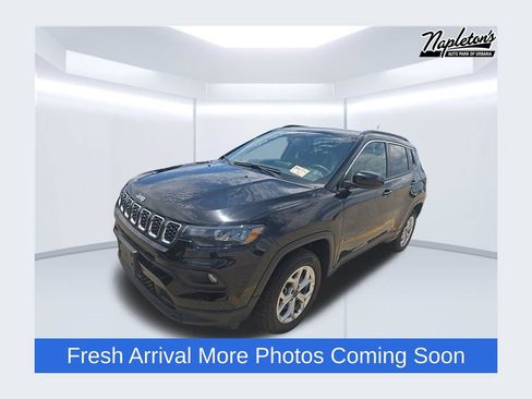 Used 2025 Jeep Compass Latitude w/ Sun & Sound Group AWD/4WD image 1